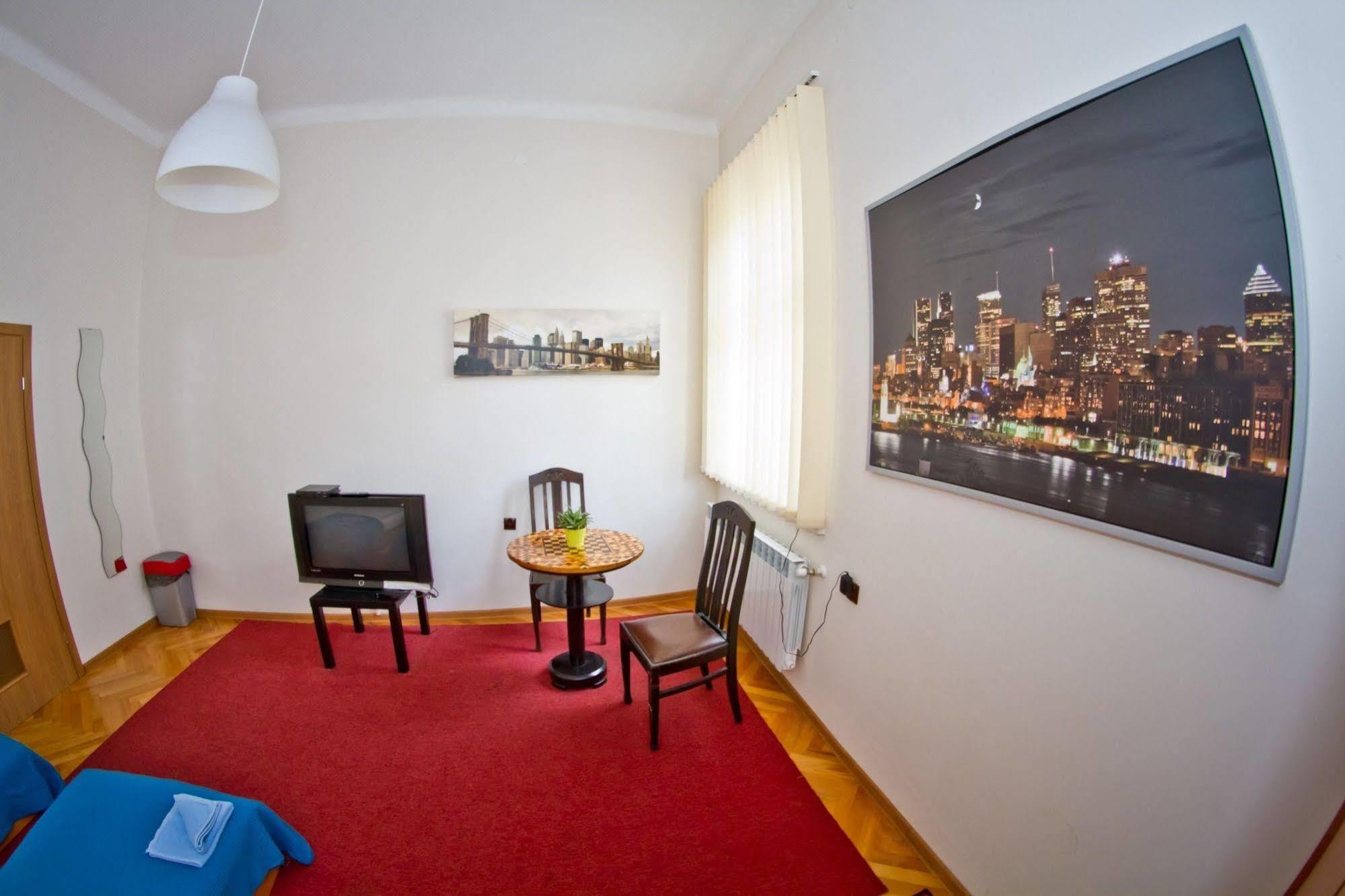 B Movie Guest Rooms Krakow Ngoại thất bức ảnh